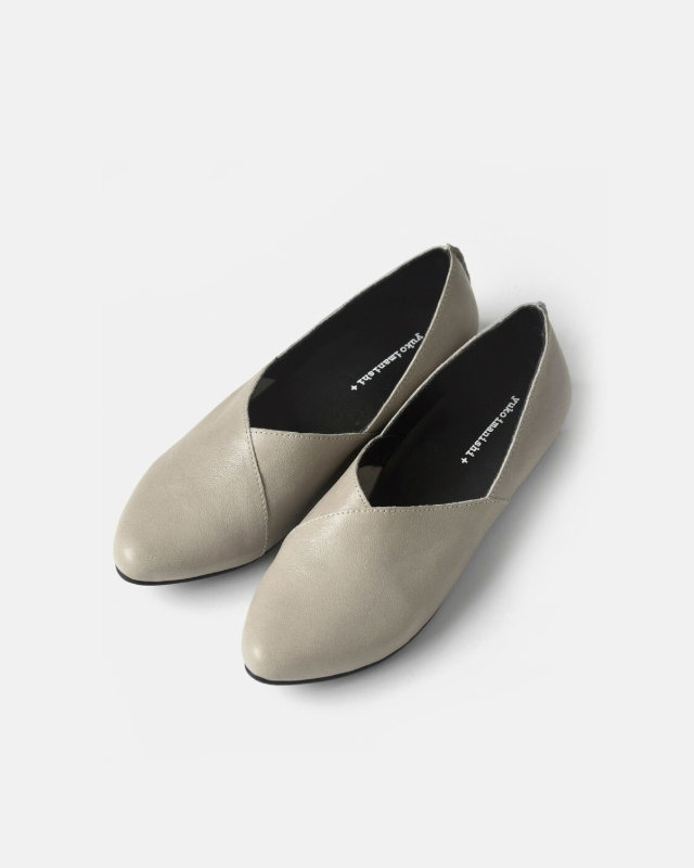 yuko imanishi+ ポインテッドトゥフラットシューズ