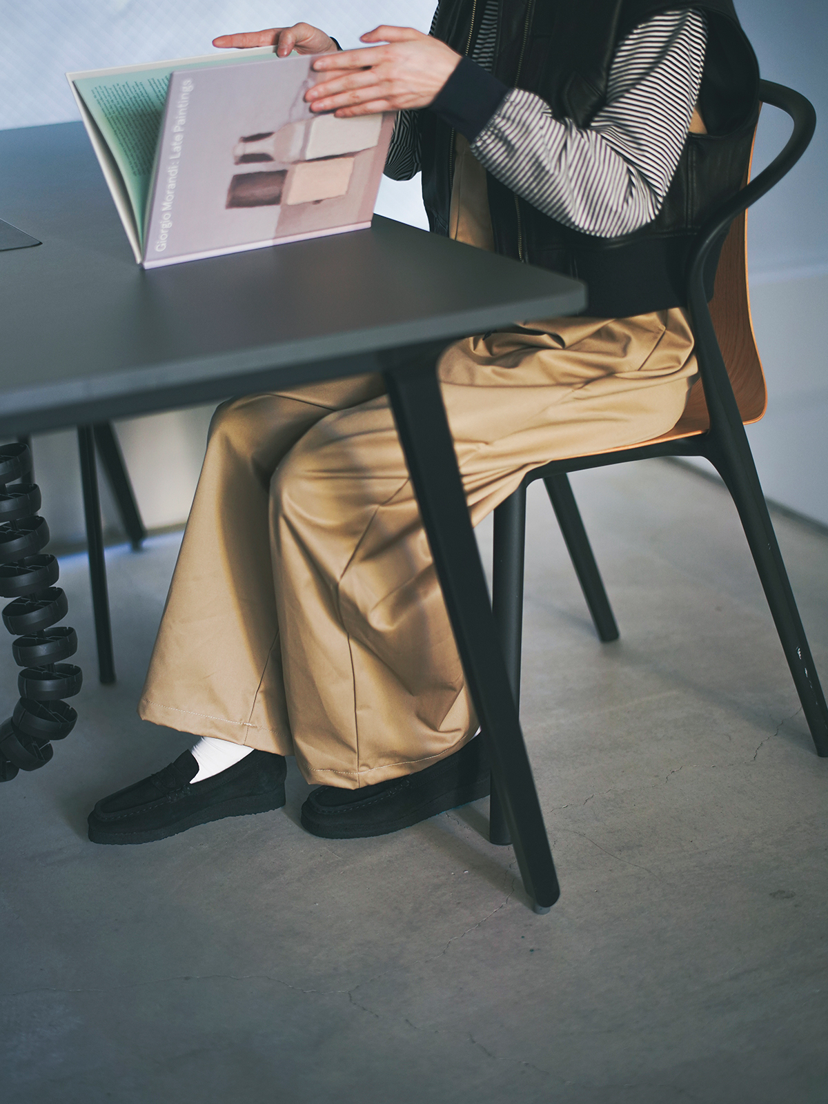 ＜クラークス＞のワラビーローファー