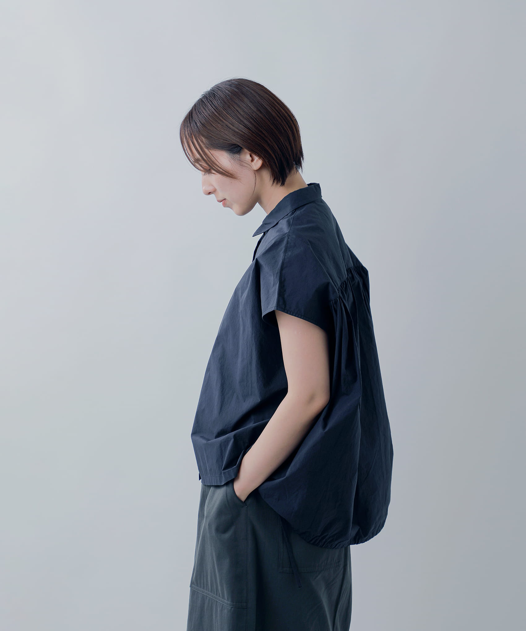 nicholson&nicholsonウォッシュドコットン バックギャザー ショートスリーブ ブラウス