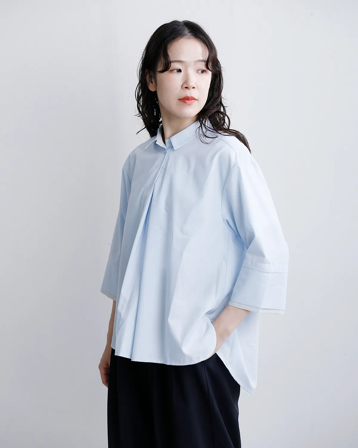 シルエットシャツカラー分袖プルオーバートップス 物撮り画像