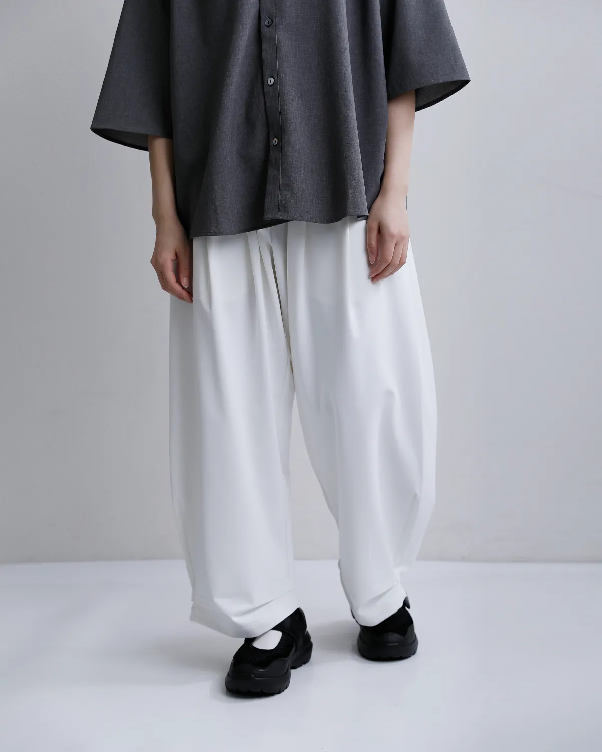 接触冷感ツーウェイストレッチタックヘムトラウザーパンツ 物撮り画像