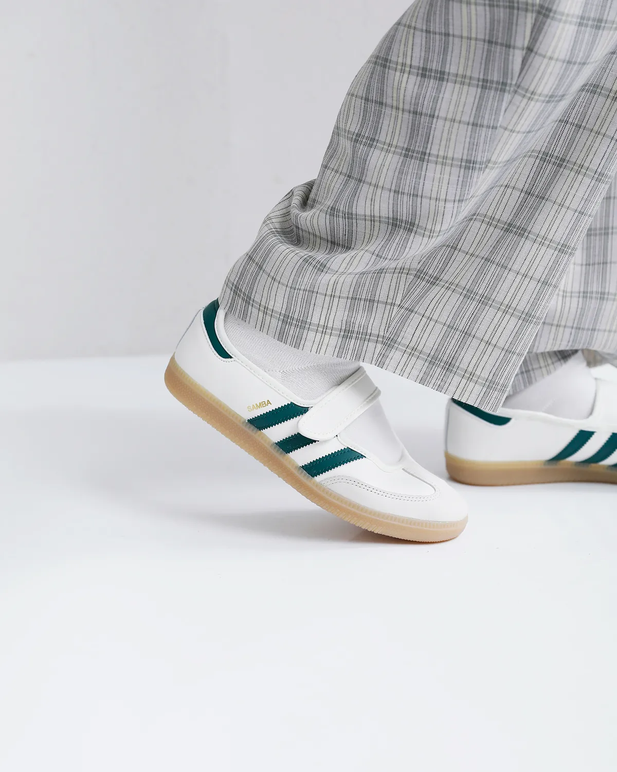 サンバジェーンストラップスニーカー 物撮り画像