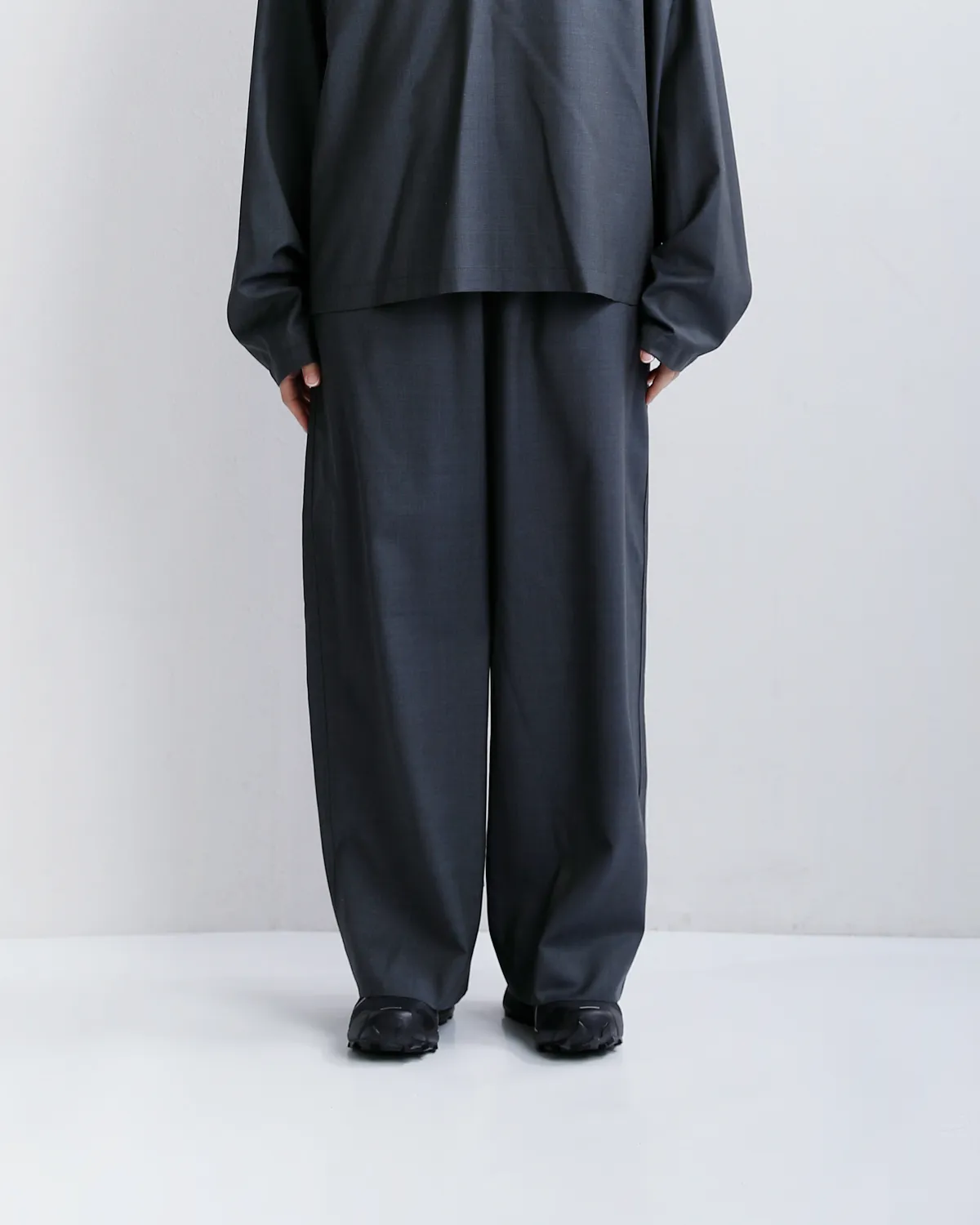 ウールトロハーレムパンツ 物撮り画像