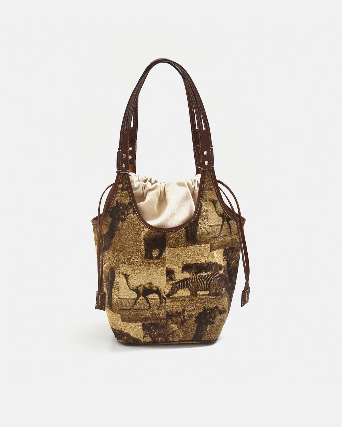 バケットトートバッグ 着用画像