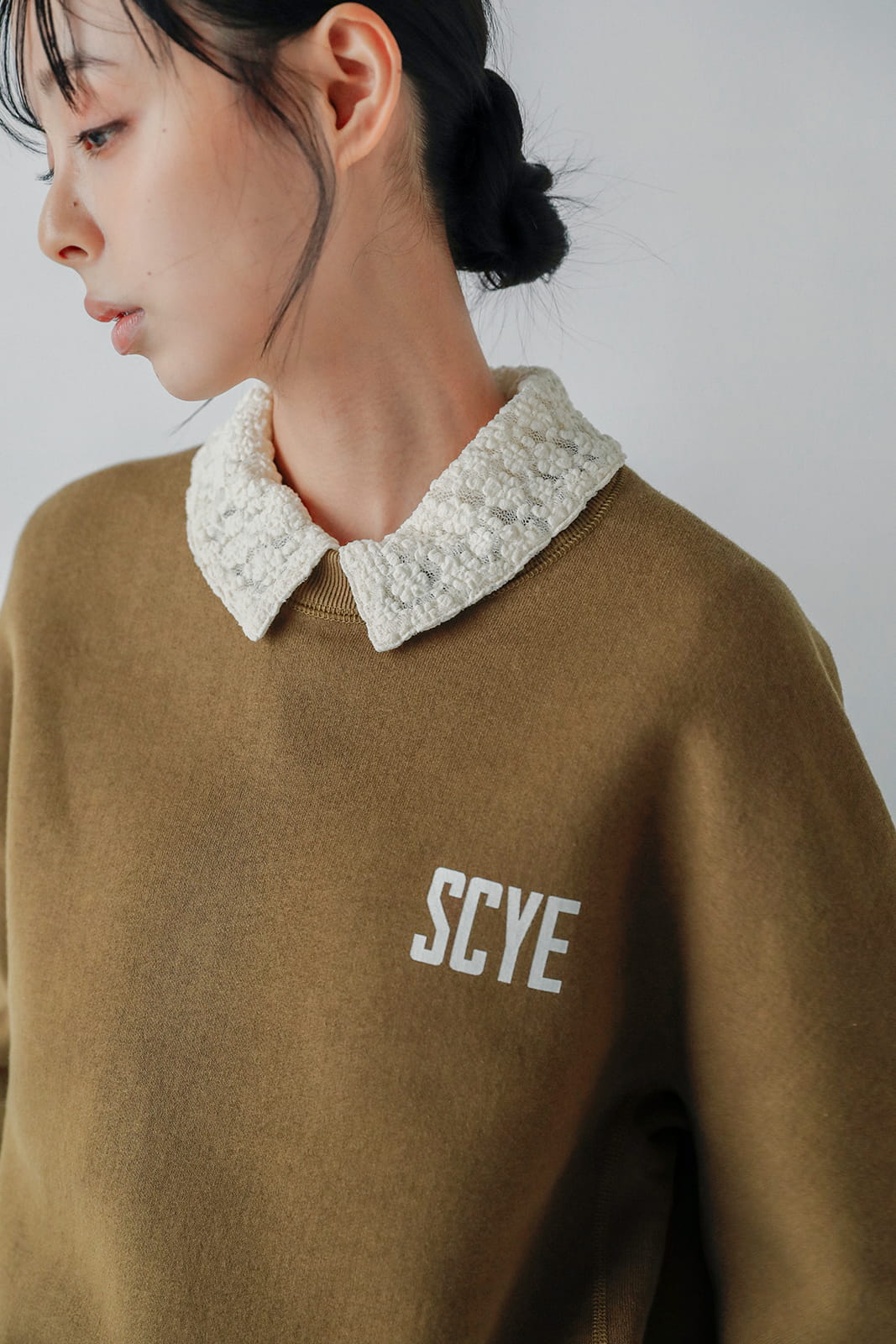 レース織りシャツ ¥17,600（ホワイト）
