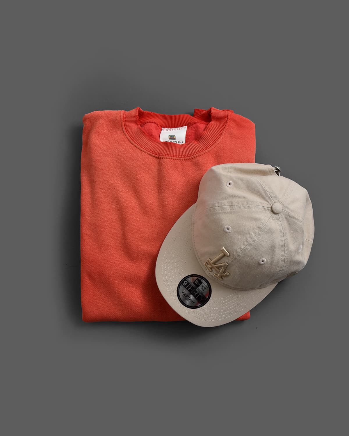 MOOJIMOOJI スウェット、NEW ERA キャップ