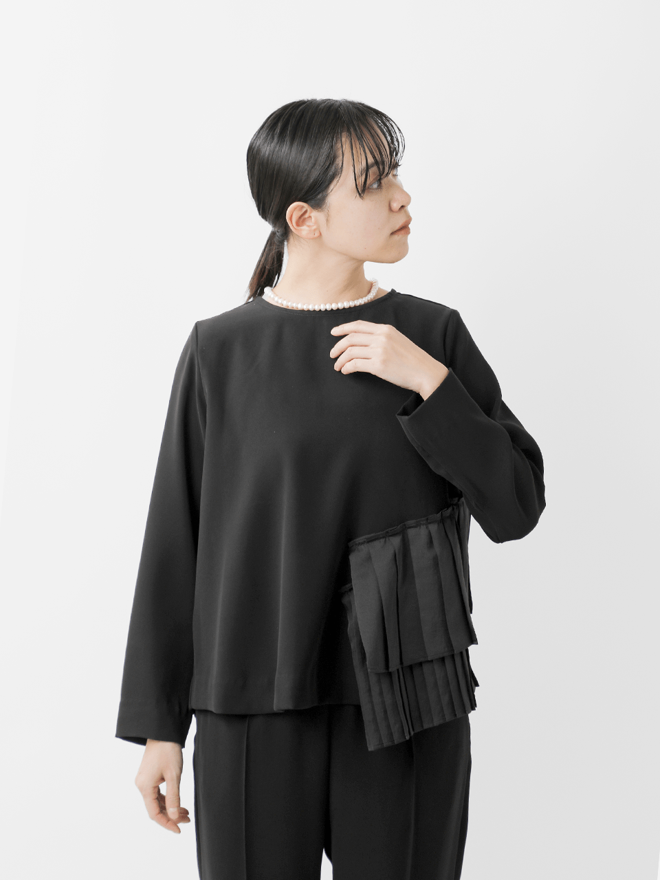 アシンメトリー プリーツ トップス “ASYMMETRY PLEATS TOPS” wht23fbl4031