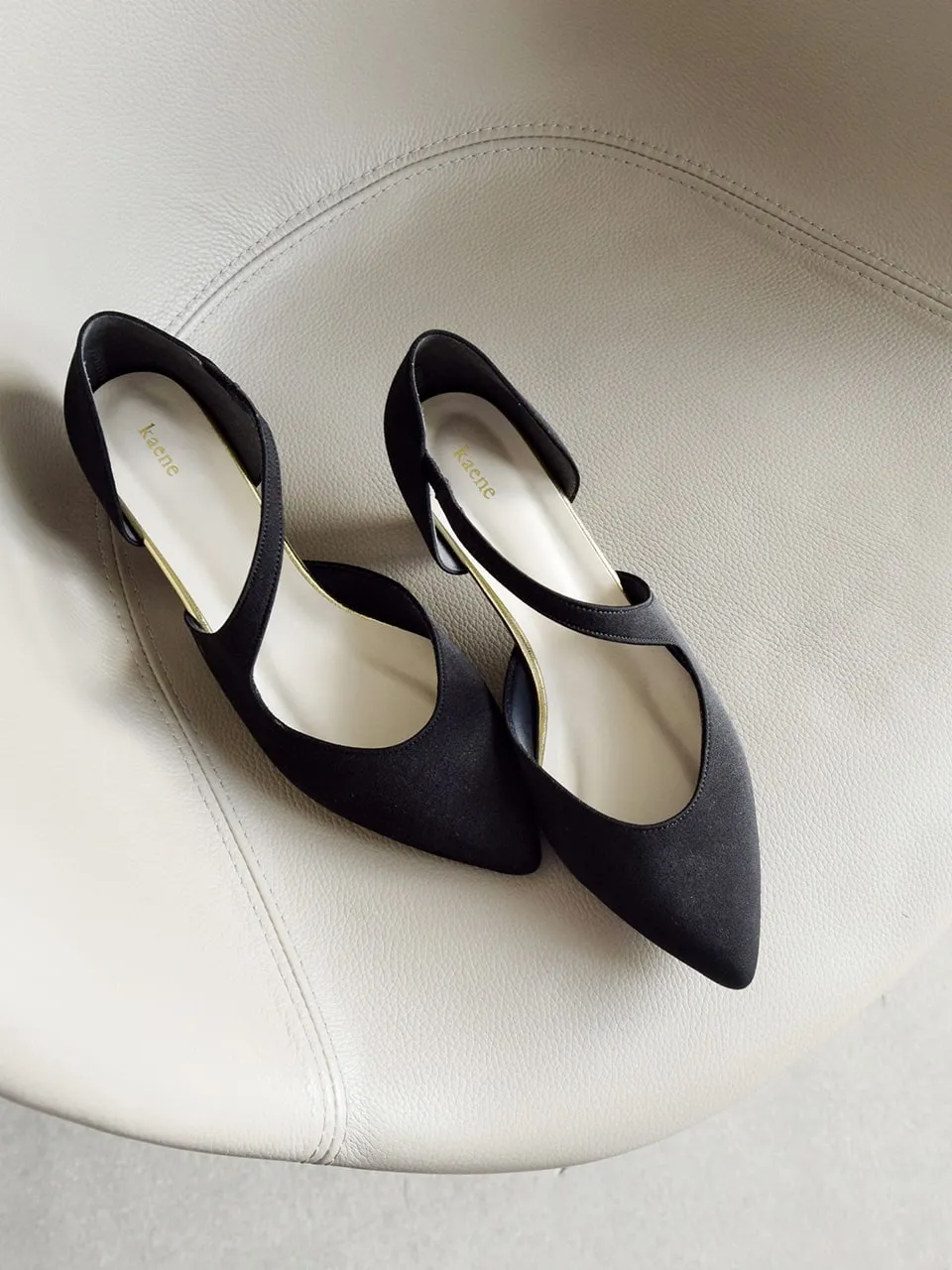 kaene(カエン)アシンメトリー ストラップ パンプス 050018o
