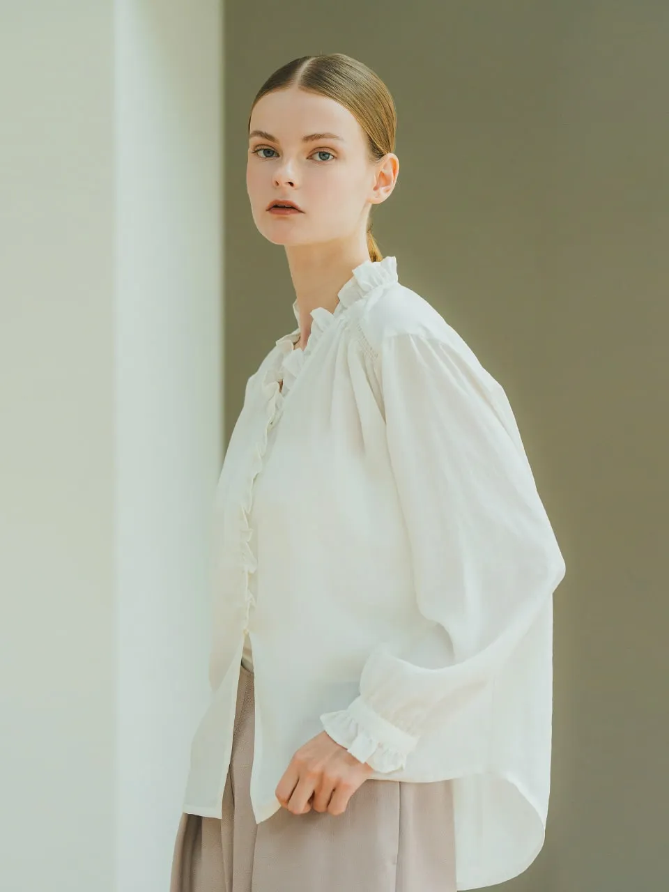 whyto(ホワイト)フリル ネック ブラウス “frill neck blouse” wht24hbl4042