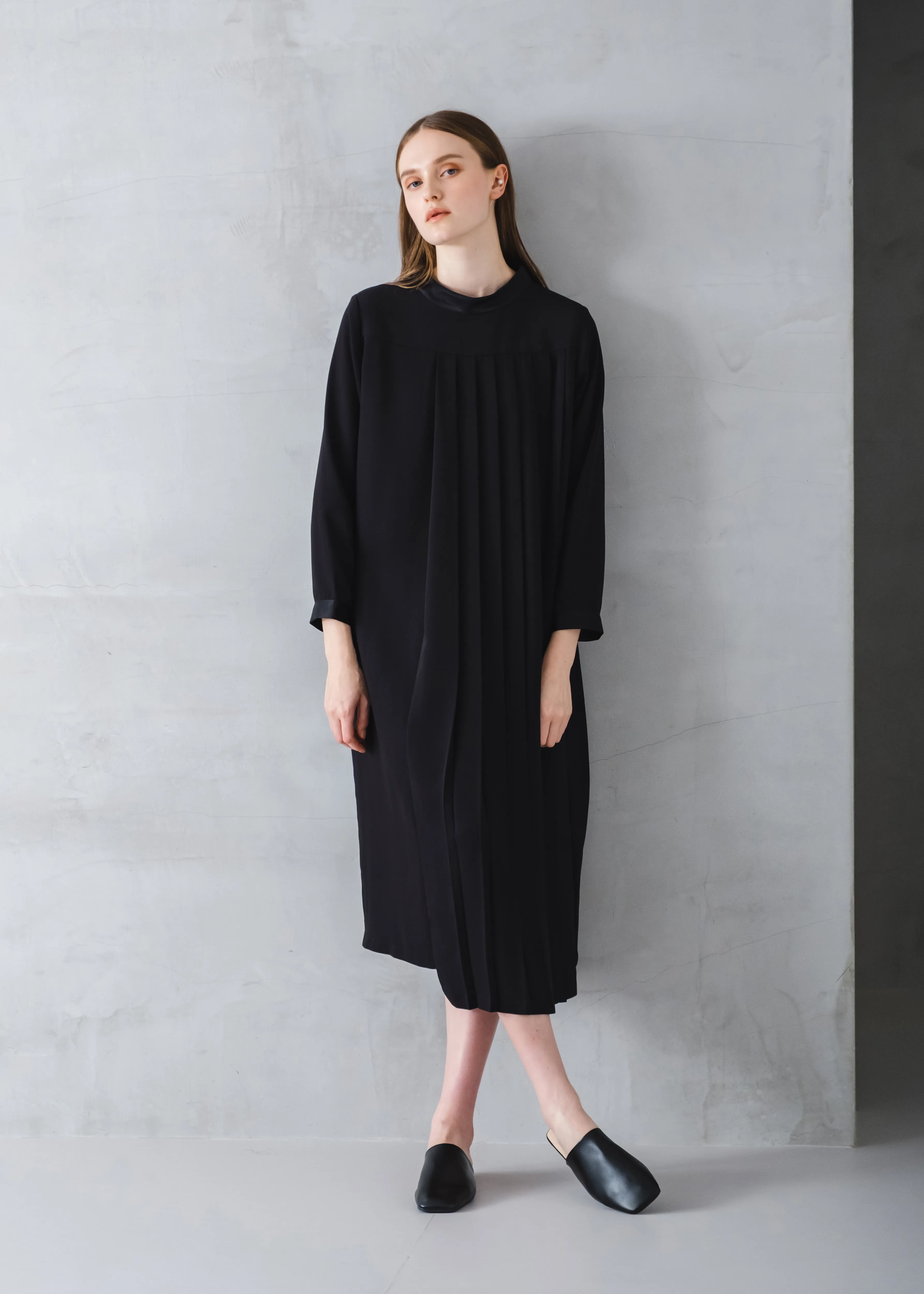 アシンメトリー プリーツ ドレス “ASYMMETRY PLEATS DRESS” wht22fop4027